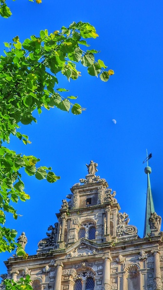 Hauptkirche mit zunehmenden Mond