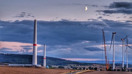 Mond mit Windpark Ahlum 